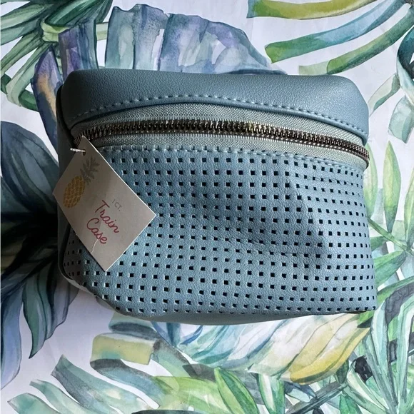 Top handle zippered train case - Light Blue NWT - Picture 3 of 4